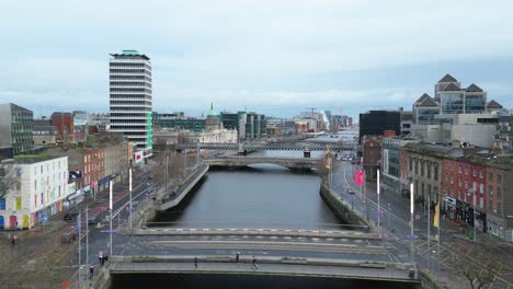 Statische-Totalaufnahme-Des-Stadtzentrums-Von-Dublin-Am-Weihnachtstag-über-Dem-Fluss-Liffey