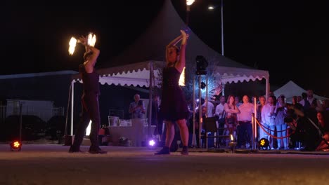 Artistas-Callejeros-Profesionales-Bailando-Con-Un-Palo-De-Fuego-Mientras-La-Multitud-Observaba-En-La-Calle.