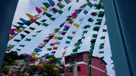 Banderas-Triangulares-Saturadas-Y-Vívidas-De-Todos-Los-Colores,-En-La-Igreja-De-Nossa-Senhora-Da-Luz