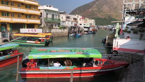 Touristen-Warten-In-Einem-Boot-Auf-Eine-Tour-Rund-Um-Den-Tai-O-Wasserweg-Auf-Der-Insel-Lantau,-Hongkong