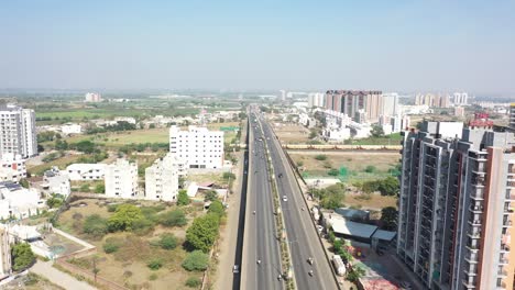 Vista-Aérea-De-Drones-Avanzando-Mostrando-Muchos-Edificios-Residenciales