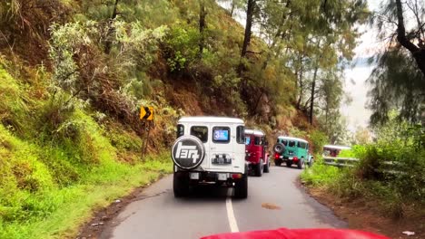 Jeep-4x4-Auto-Fährt-Auf-Der-Straße-Mitten-Im-Wald