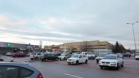 Un-Montón-De-Coches,-Estacionados-En-El-Estacionamiento-De-Kaufland-En-Hadzhi-Dimitar,-Sofía,-Bulgaria