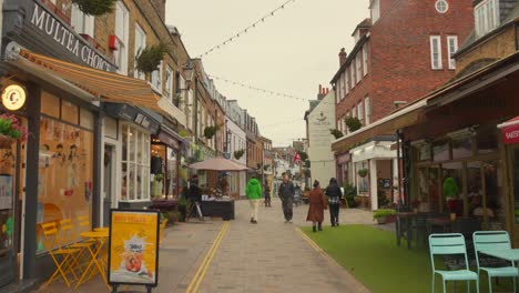 Twickenham-district,-picturesque-street-in-London,-UK