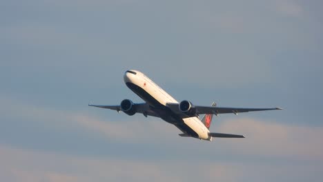 Avión-De-Pasajeros-De-Air-Canada-En-El-Cielo-Después-Del-Despegue,-Tiro-De-Seguimiento