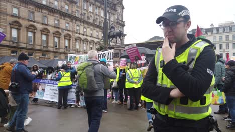 Weitwinkelaufnahme-Von-Demonstranten,-Die-Sich-Auf-Einen-Anti-Rassismus-Marsch-Am-George-Square-Vorbereiten