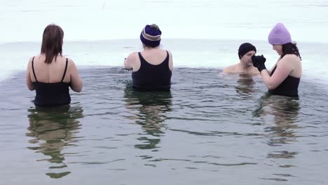 Eine-Junge-Frau-Schwimmt-Im-Winter