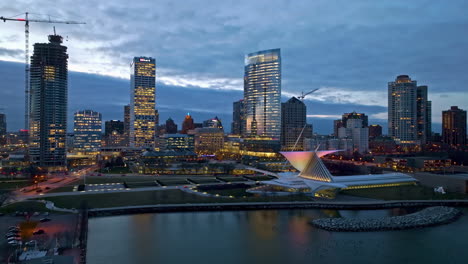 Toma-Aérea-De-Seguimiento-Frente-Al-Museo-De-Arte-De-Milwaukee,-Colorido-Atardecer-En-EE.UU.