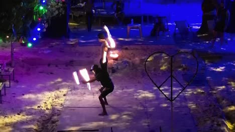 Thailändische-Künstler-Unterhalten-Gäste-Mit-Einer-Feuershow-In-Einer-Strandbar