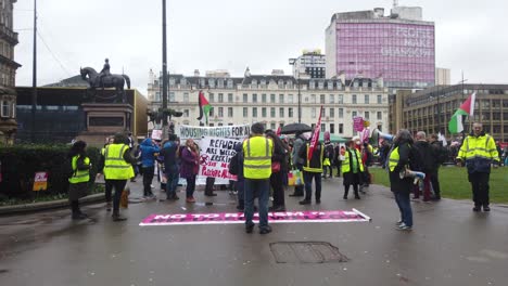 Gente-Preparándose-Para-Una-Marcha-Contra-El-Racismo-En-George-Square