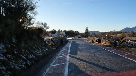 Toma-En-Primera-Persona-De-Un-Automóvil-Que-Da-Paso-A-Vehículos-Que-Se-Aproximan-En-Sentido-Contrario-En-Las-Tierras-Altas-De-Escocia