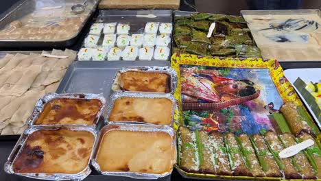 Dulces-Tradicionales-Bengalíes-Como-Malpua,-Sandesh,-Patisapta-Y-Sandesh-Horneado-Y-Doi-En-Una-Tienda-Local-Al-Borde-De-La-Carretera-En-Calcuta