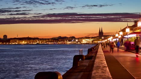 Timelapse-Del-Atardecer-De-Burdeos-Que-Muestra-El-Terraplén-Del-Río-Garona-Y-El-Horizonte-Histórico-De-La-Ciudad