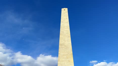 Bunkerhügeldenkmal-Vor-Blauem-Himmel