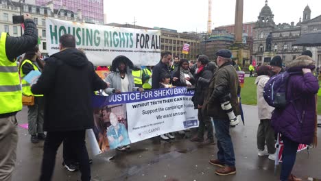 El-Abogado-Escocés-Aamer-Anwar-Y-La-Familia-De-Sheku-Bayoh-Están-A-Punto-De-Iniciar-Una-Marcha-En-George-Square.