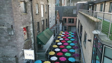 Anne&#39;s-Lane-Conocida-Como-Umbrella-Street,-Dublín,-Irlanda