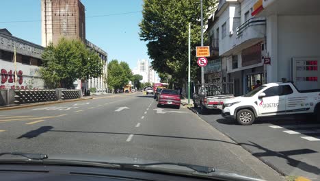 POV-Fahrt-Durch-Die-San-Martin-Avenue-In-Der-Nachbarschaft-Mit-Blick-Auf-Das-Auto