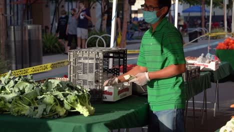 Un-Vendedor-Instala-Su-Stand-En-El-Mercado-De-Agricultores-De-San-Marcos-Durante-La-Pandemia-De-Covid-19