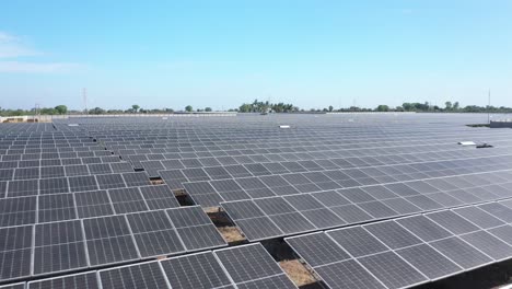 Vista-Aérea-De-Drones-Donde-Los-Rayos-Del-Sol-Caen-Sobre-El-Panel-Solar-Avanzando