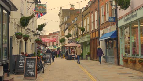 Menschen,-Die-Auf-Der-Einkaufsstraße-Im-Stadtteil-Twickenham-Spazieren,-Einer-Malerischen-Straße-In-London,-England