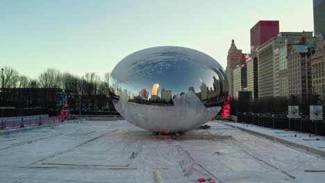 Die-Innenstadt-Von-Chicago-Spiegelt-Sich-In-Der-Bohne-Wider---Dem-Im-Bau-Befindlichen-Wolkenmonument