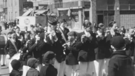 El-Director-De-La-Banda-Dirige-A-Los-Músicos-En-Las-Calles-De-La-Ciudad-De-Nueva-York-En-La-Década-De-1930.