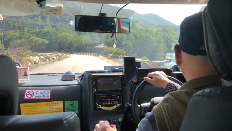 Taxifahrer-Fährt-Auf-Einer-Straße,-Die-Zum-High-Island-Reservoir-Im-San-Kung-East-Country-Park-In-Hongkong-Führt