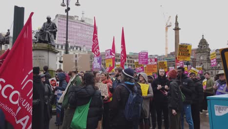 Gente-Charlando-Entre-Sí-Antes-De-Una-Protesta-En-Glasgow