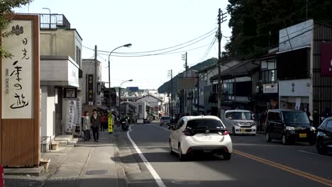 Der-Verkehr-Auf-Der-Japanischen-Nationalroute-119-Fließt-Durch-Die-Belebte-Städtische-Hauptstraße