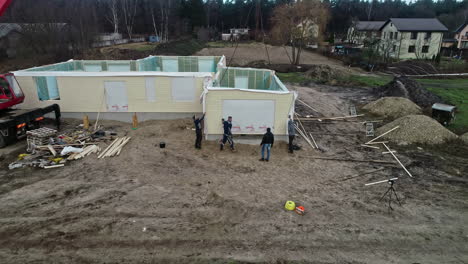 El-Sitio-De-Construcción-De-Una-Casa-Prefabricada-Donde-Una-Grúa-Coloca-Una-De-Las-Paredes.