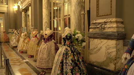 Trajes-Típicos-De-Mujeres-Antiguas-En-Exhibición-En-El-Museo