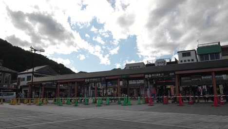 Infraestructura-De-Viajes-Japonesa-Terminal-De-Parada-De-Autobús-Fuera-De-La-Estación-De-Tren