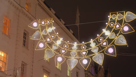 Joya-De-La-Corona-Resplandeciente-Colgada-Para-Decoración-Navideña-En-Las-Calles-De-Londres,-Inglaterra