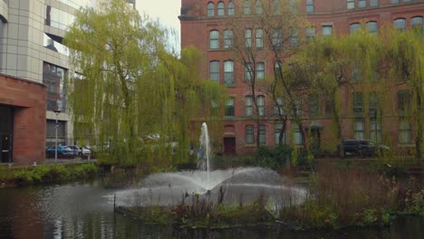 Vorhandensein-Eines-Brunnens-In-Einem-Teich-Im-Stadtzentrum-Von-Manchester-An-Einem-Bewölkten-Wintermorgen-In-England