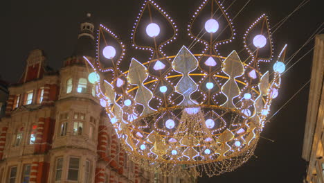 Joya-De-La-Corona-Gigante-Colgada-En-Las-Calles-Durante-La-Navidad-En-Londres,-Inglaterra,-Reino-Unido.