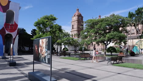 Basílica-De-Santa-Cruz-Vista-Desde-La-Plaza-24-De-Septiembre-En-Bolivia