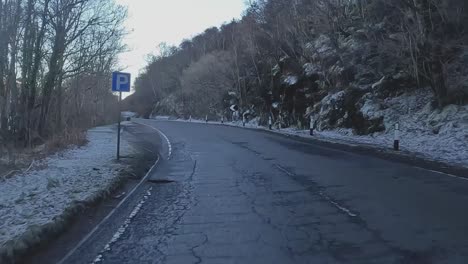 Toma-En-Primera-Persona-A-Lo-Largo-De-Un-Camino-Sinuoso-Y-Nevado-Hacia-La-Isla-De-Skye-Durante-El-Invierno.