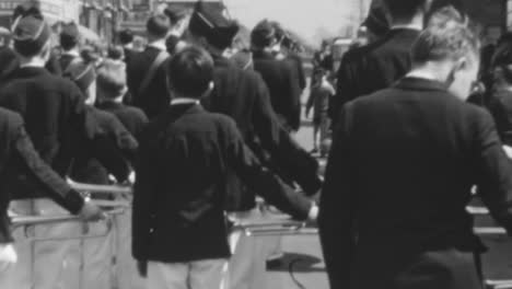 Los-Niños-De-Una-Banda-Musical-De-Pie-En-La-Calle-De-Nueva-York-En-1930