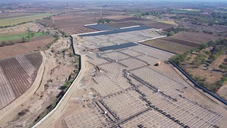 Vista-Aérea-De-Drones-Avanzando-Donde-Son-Visibles-Muchas-Plantas-De-Energía-Solar