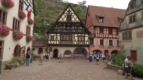 Die-Menschen-Genießen-Besichtigungen-Im-Malerischen-Dorf-Kayserberg