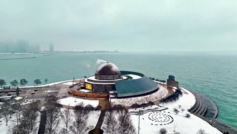 Vista-Aérea-Alrededor-Del-Planetario-Adler,-Brumoso,-Día-De-Invierno-En-Chicago,-Estados-Unidos