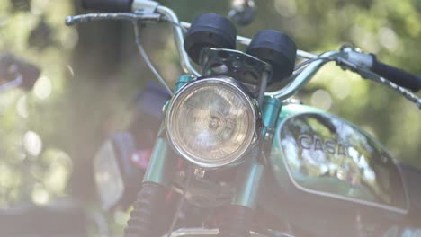 Detalle-De-Faros-Y-Espejos-De-Motocicleta-Clásica