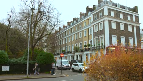 Aufnahme-Der-Verkehrsbewegung-Entlang-Der-Straße-Am-Trafalgar-Square,-London,-Großbritannien-An-Einem-Bewölkten-Tag