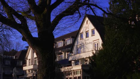 Fachada-Del-Hotel-Bilderberg-En-Oosterbeek,-Países-Bajos,-En-Un-Día-De-Invierno-Con-Luz-Solar