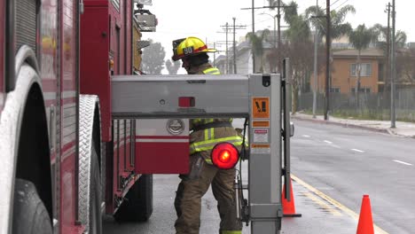 Bombero-Poniendo-Equipo-En-Camión