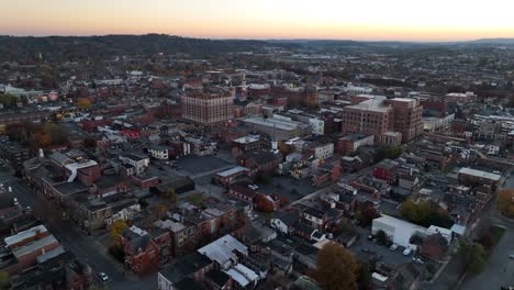 Hohe-Luftaufnahme-Einer-Amerikanischen-Stadt-Bei-Sonnenuntergang-Im-Herbst