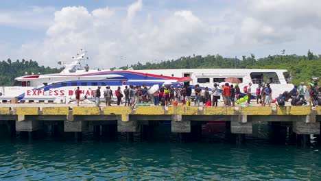 Multitudes-De-Personas-En-El-Concurrido-Muelle-Viajando-Desde-Sorong,-Nueva-Guinea-A-Waisai,-Raja-Ampat,-Papúa-Occidental,-Indonesia