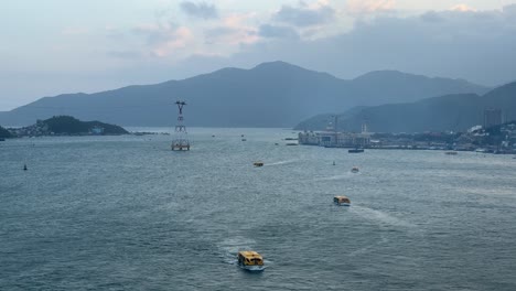 Operación-De-Barco-Tierno-Que-Recoge-A-Los-Pasajeros-De-Cruceros-De-Regreso-De-Una-Excursión-Al-Caribe-Real,-El-Espectro-De-Los-Mares-En-Nha-Trang,-Vietnam