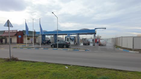 Lavado-De-Autos-Ocupado-En-Jumbo-Plaza-En-Un-Día-Nublado