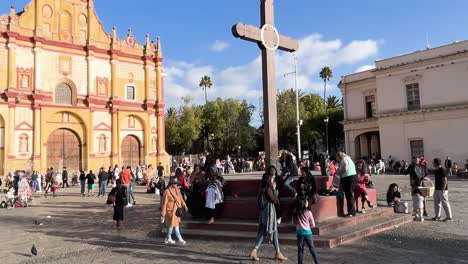 Aufnahme-Des-Hauptplatzes-Von-San-Cristobal-De-Las-Casas-Mit-Einheimischen